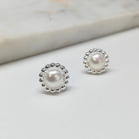 Boucles d'oreilles - Perle blanche et couronne de billes argent